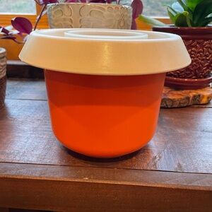 Tupperware Orange Mixing Bowl with Splash Proof Lid, 1.5 Liter vintage